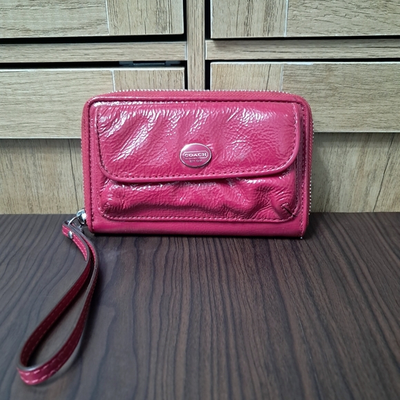 Coach Fuchsia Pink Wristlet Wallet Cards Slots ID Compartment Front Pocket - Picture 1 of 16